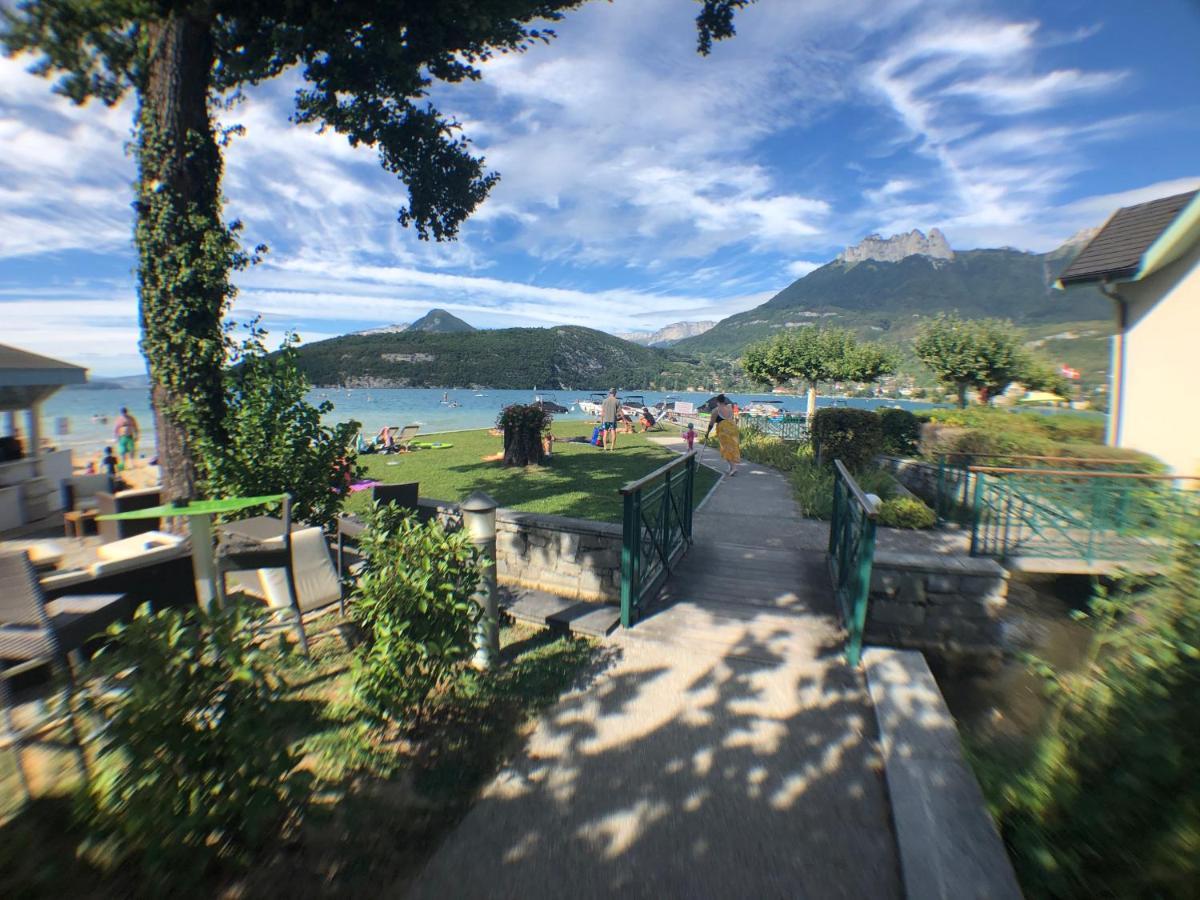 Les Pieds Dans L'eau Au Bord Du D'annecy Duingt