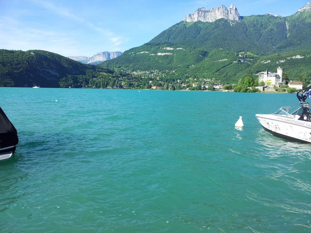 Les Pieds Dans L'eau Au Bord Du D'annecy