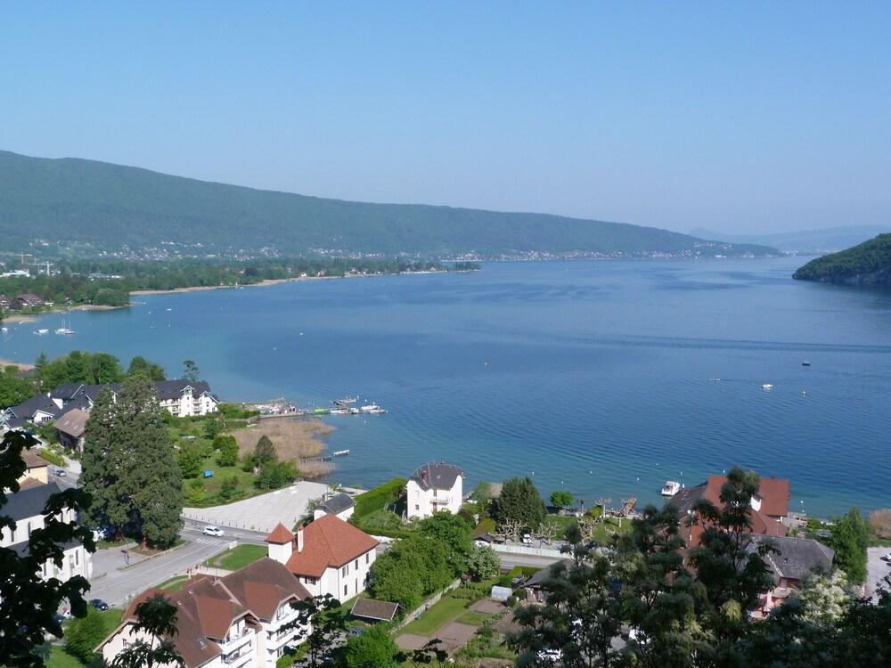 Les Pieds Dans L'eau Au Bord Du D'annecy *
