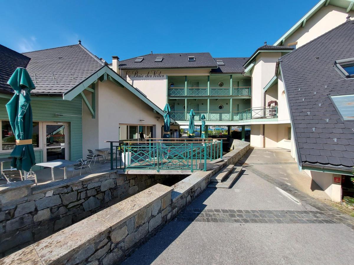 Les Pieds Dans L'eau Au Bord Du D'annecy *