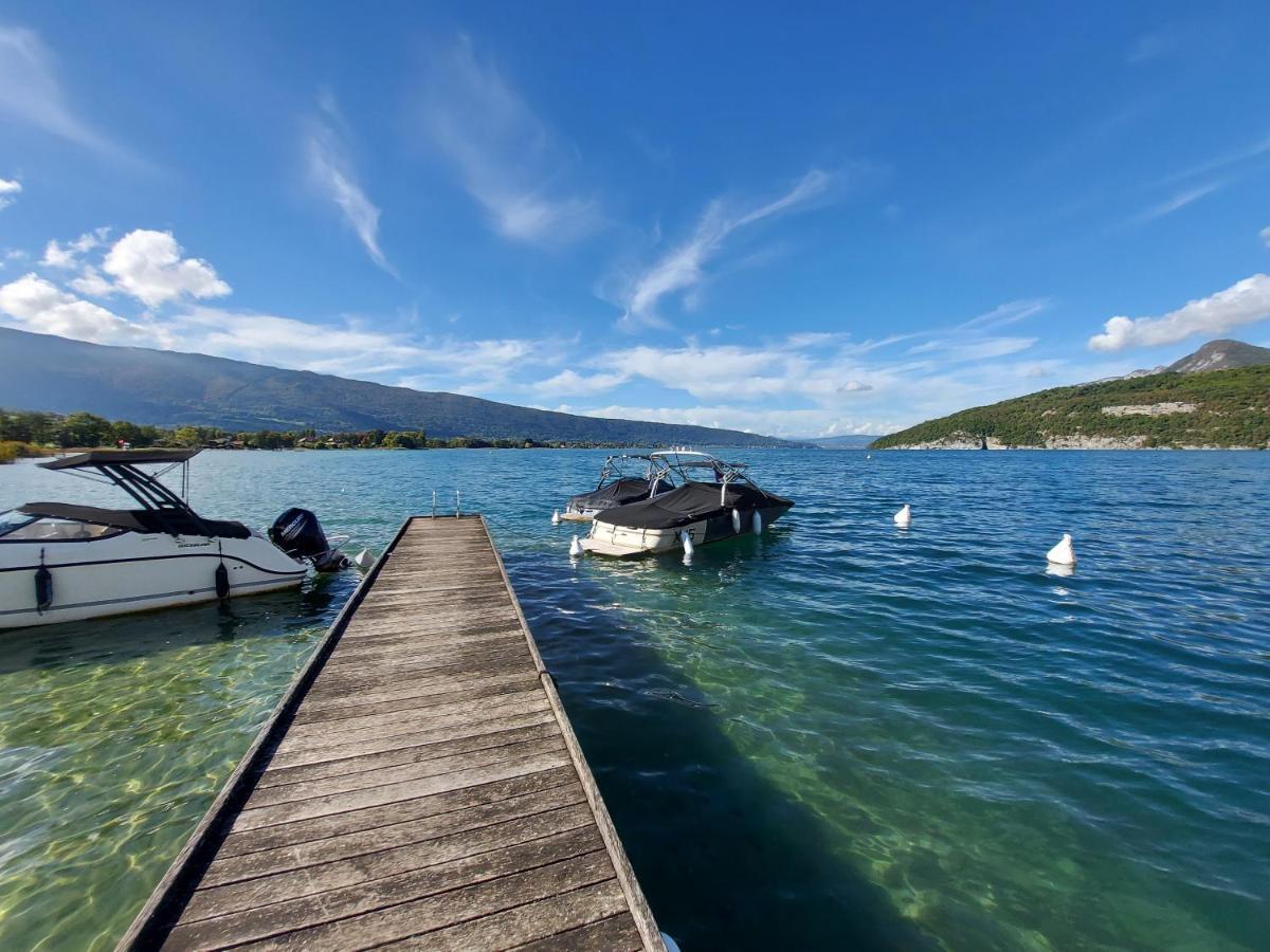 Les Pieds Dans L'eau Au Bord Du D'annecy *