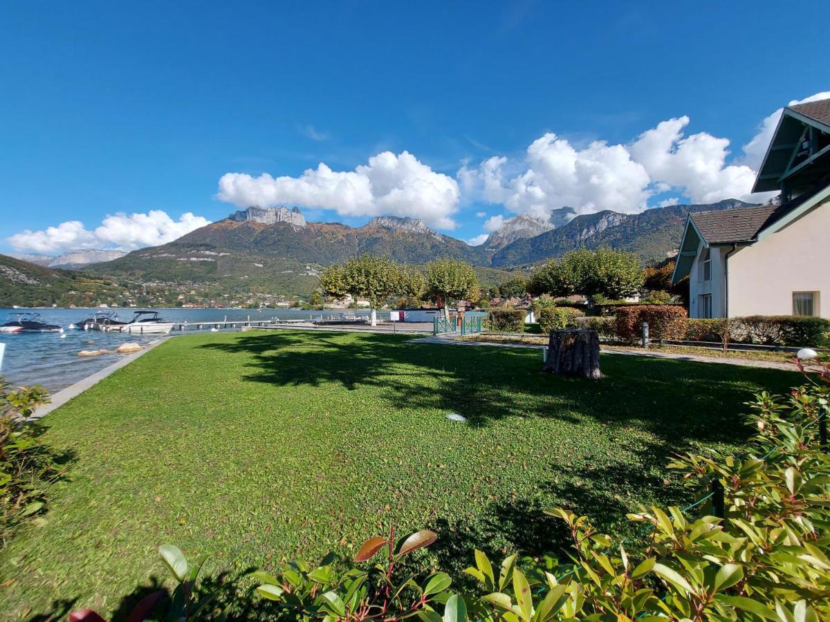 Les Pieds Dans L'eau Au Bord Du D'annecy Duingt