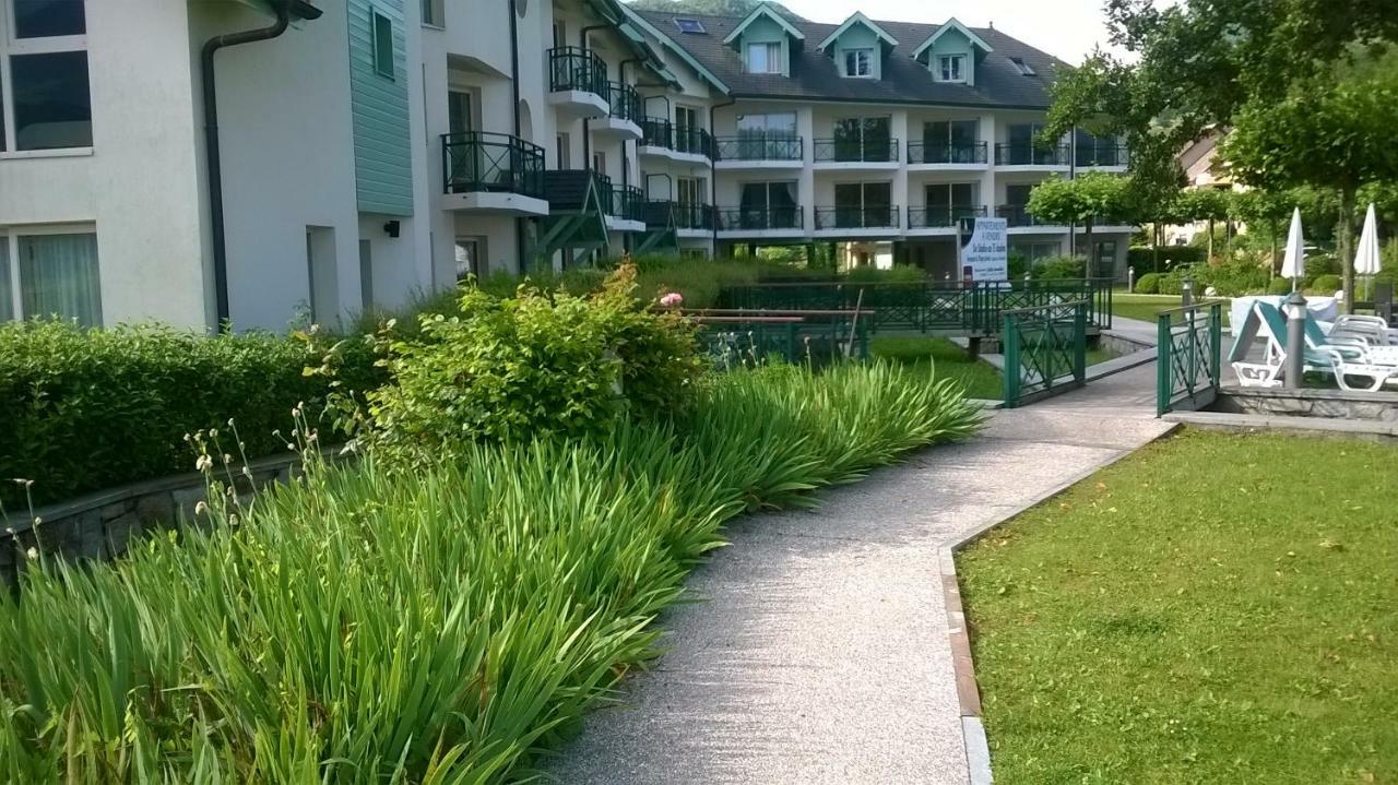 Les Pieds Dans L'eau Au Bord Du D'annecy