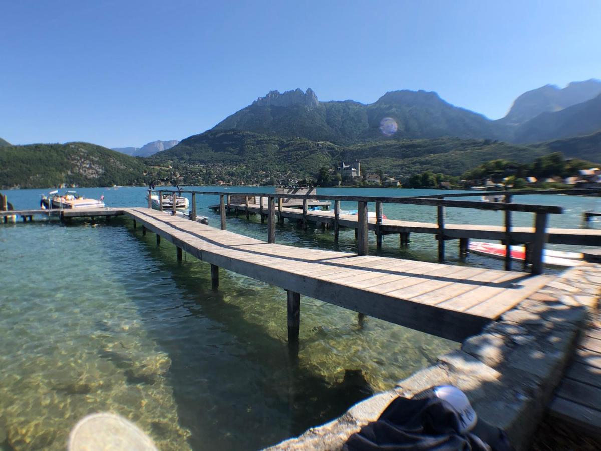 Les Pieds Dans L'eau Au Bord Du D'annecy