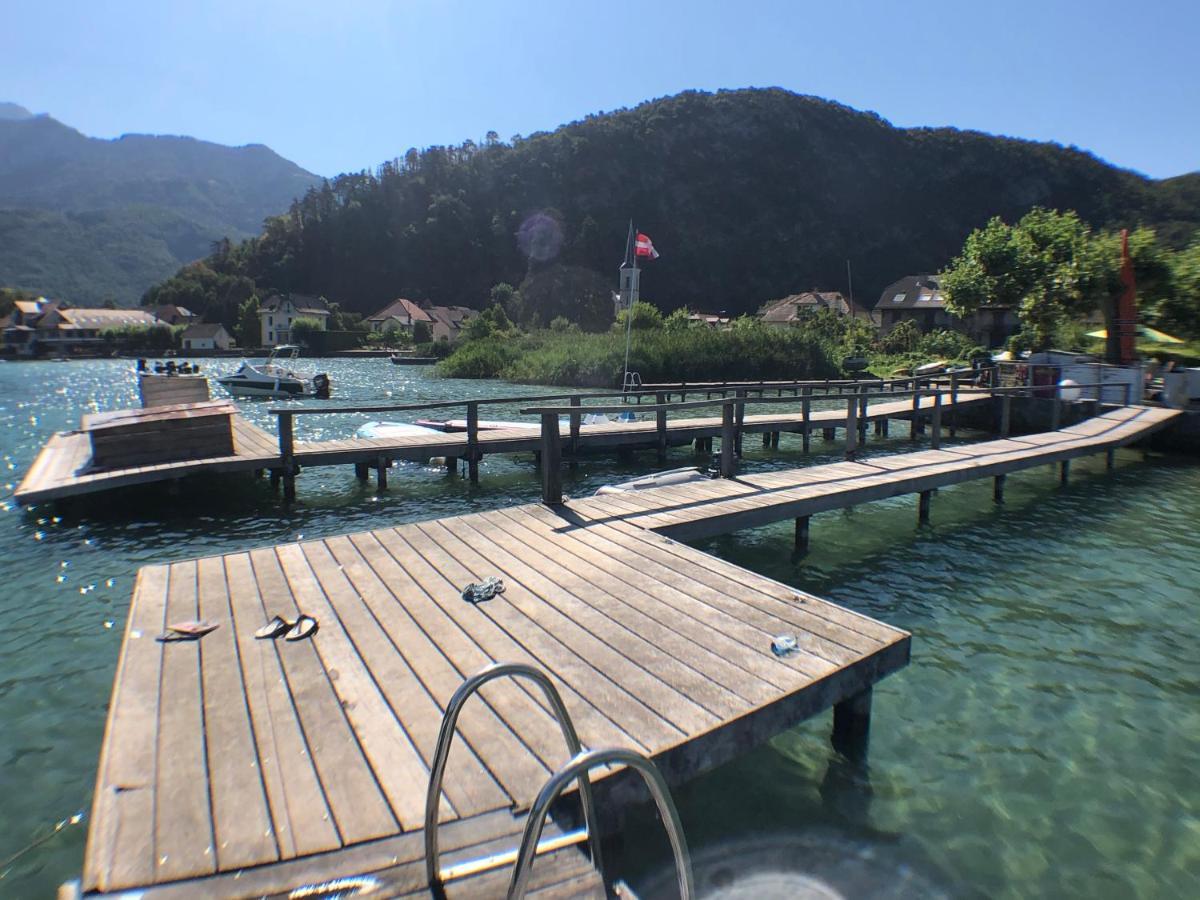 Les Pieds Dans L'eau Au Bord Du D'annecy *