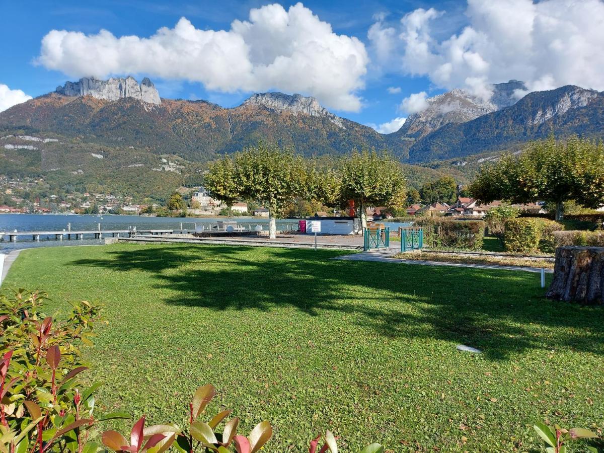 Les Pieds Dans L'eau Au Bord Du D'annecy Duingt