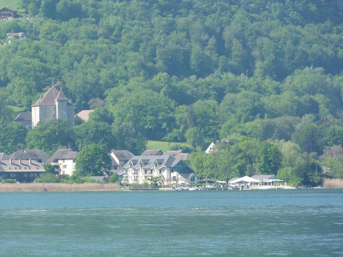 Les Pieds Dans L'eau Au Bord Du D'annecy Duingt